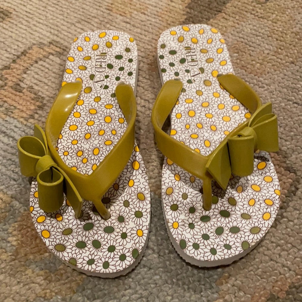 Red V flip flops, size 6